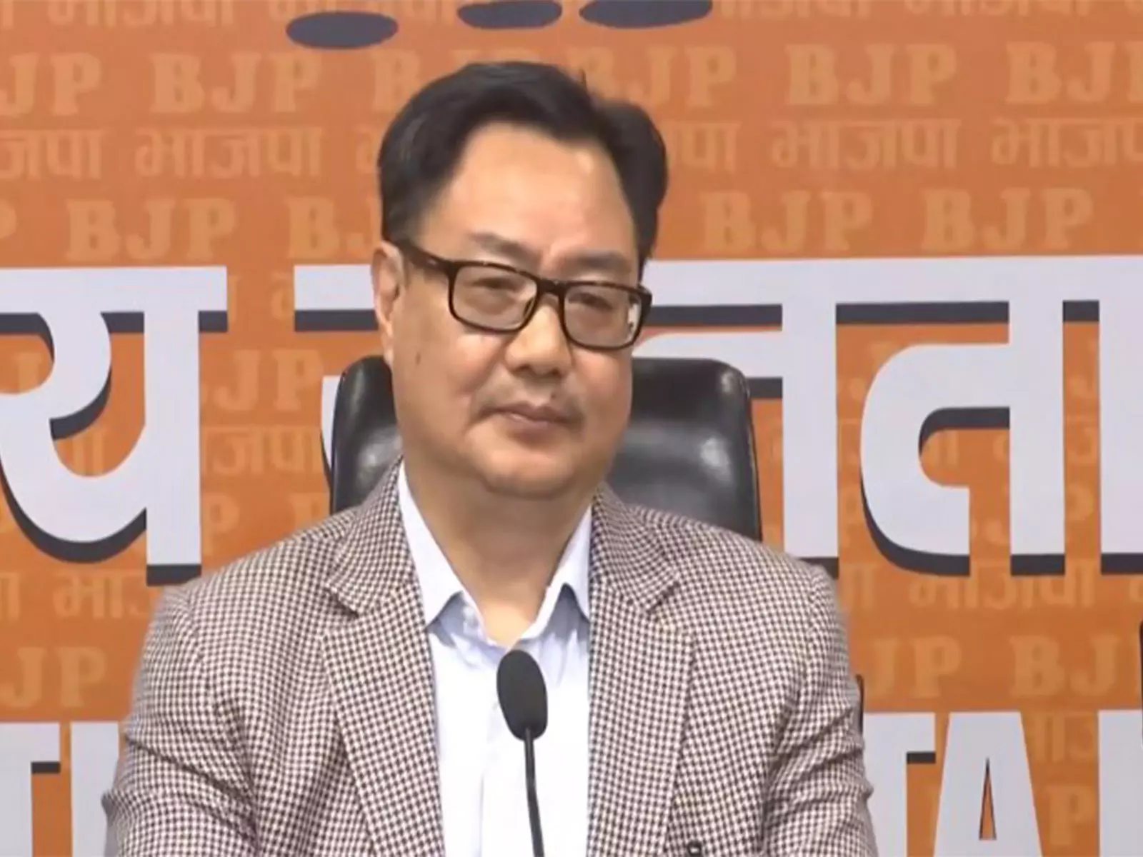किरेन रिजिजू ने AI शिखर सम्मेलन में ‘शर्टलेस’ विरोध पर कांग्रेस पर निशाना साधा किरेन रिजिजू ने AI शिखर सम्मेलन में ‘शर्टलेस’ विरोध पर कांग्रेस पर निशाना साधा