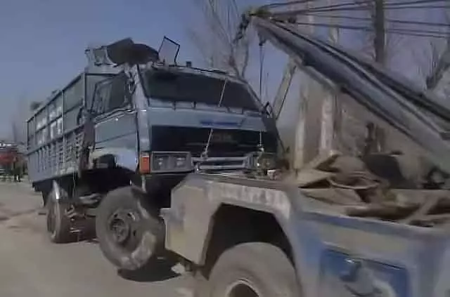 Srinagar में वाहन नदी में गिरने से 9 सैनिक घायल Srinagar में वाहन नदी में गिरने से 9 सैनिक घायल
