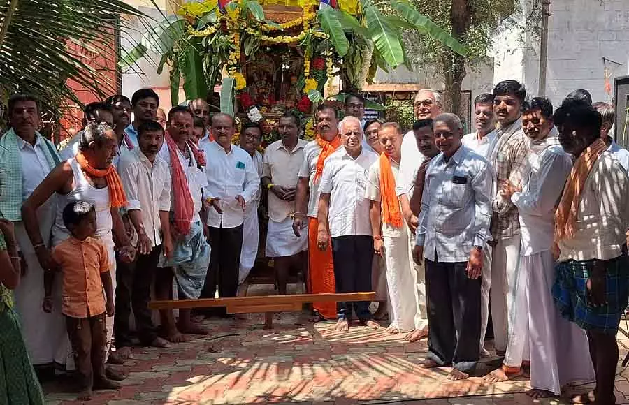 Veerabhadreshwara रथ उत्सव: भक्तों की भीड़ Veerabhadreshwara रथ उत्सव: भक्तों की भीड़
