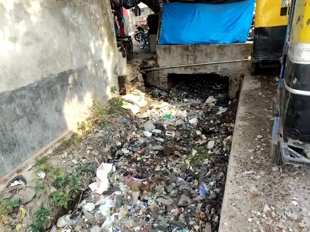 Farrukhabad: सफाई के दावों की पोल खुली, स्कूल बना कूड़ाघर Farrukhabad: सफाई के दावों की पोल खुली, स्कूल बना कूड़ाघर