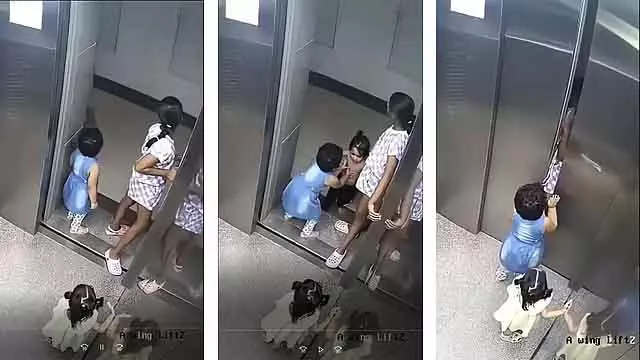 Delhi: लिफ्ट का दरवाज़ा अचानक बंद हो गया, लड़की ने बहादुरी से अंदर मौजूद बच्चों को बचाया Delhi: लिफ्ट का दरवाज़ा अचानक बंद हो गया, लड़की ने बहादुरी से अंदर मौजूद बच्चों को बचाया