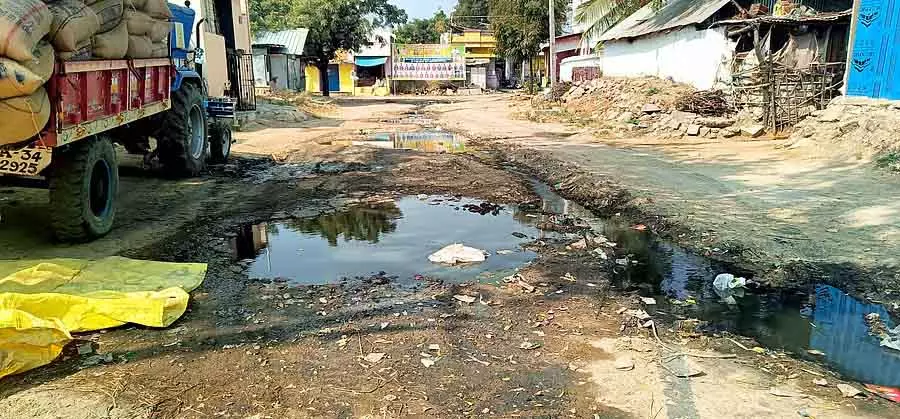 Yaringalıgı : सड़क के बीच में गंदा पानी जमा हो रहा है Yaringalıgı : सड़क के बीच में गंदा पानी जमा हो रहा है