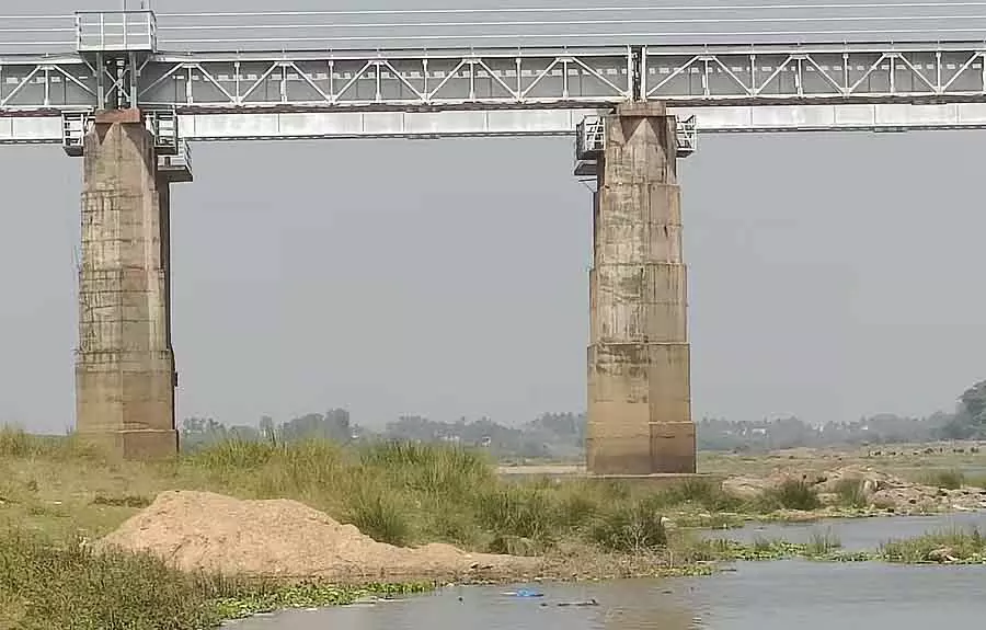 अवैध रेत खनन: दो Railway पुलों की सुरक्षा खतरे में अवैध रेत खनन: दो Railway पुलों की सुरक्षा खतरे में