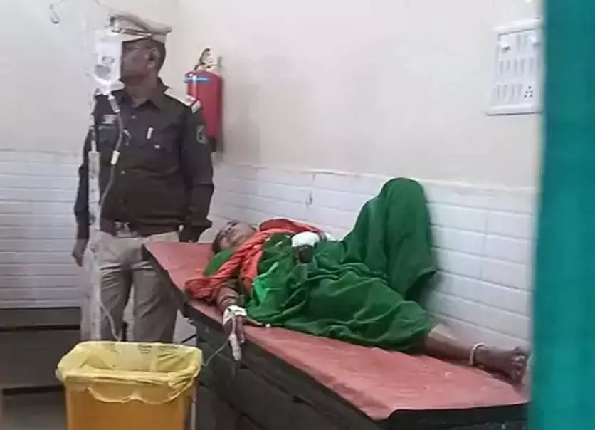पति ने पत्नी, मां और बहन पर किया हमला, पत्नी की मौत, आरोपी गिरफ्तार पति ने पत्नी, मां और बहन पर किया हमला, पत्नी की मौत, आरोपी गिरफ्तार