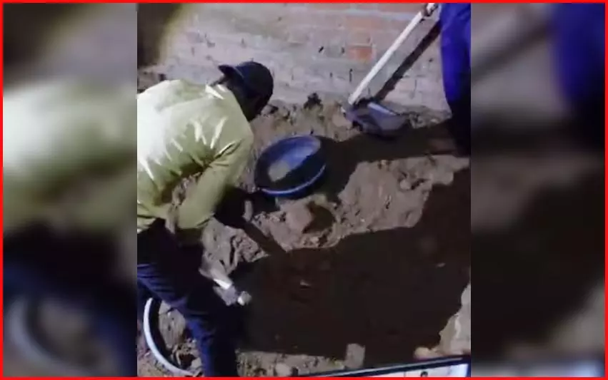 बाप रे! बड़े भाई की हत्या कर घर में ही गाड़ा, ऐसे रची पूरी साजिश, सन्न रह गया पूरा इलाका बाप रे! बड़े भाई की हत्या कर घर में ही गाड़ा, ऐसे रची पूरी साजिश, सन्न रह गया पूरा इलाका