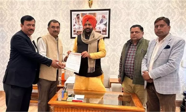 Chandigarh: पत्रकारों के लिए 10 लाख कैशलेस इलाज की मांग Chandigarh: पत्रकारों के लिए 10 लाख कैशलेस इलाज की मांग