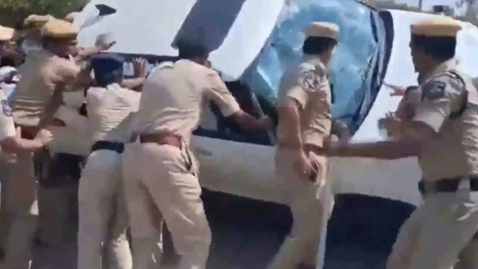 Telangana में नेताओं के बीच बहस के बाद बीजेपी और कांग्रेस कार्यकर्ताओं में झड़प Telangana में नेताओं के बीच बहस के बाद बीजेपी और कांग्रेस कार्यकर्ताओं में झड़प