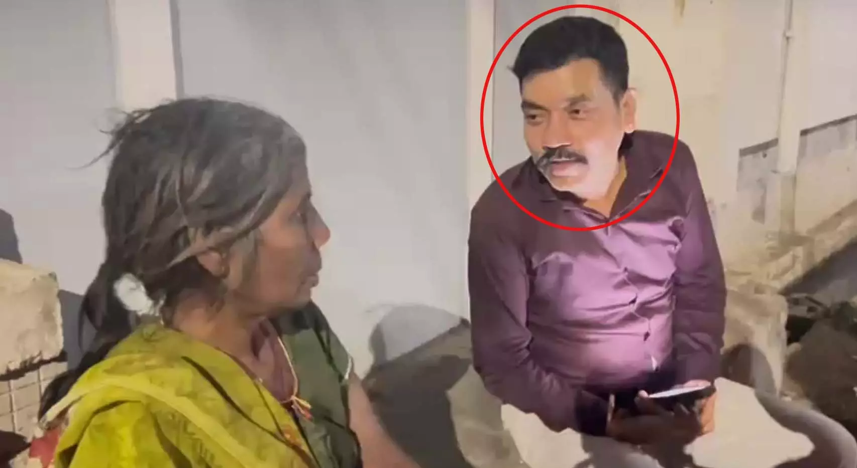 बच्चा चोर की अफवाह में बुजुर्ग महिला को पूर्व कांस्टेबल ने धमकाया बच्चा चोर की अफवाह में बुजुर्ग महिला को पूर्व कांस्टेबल ने धमकाया