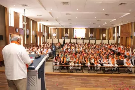 कार्यकर्ता सम्मेलन में बोले CM भूपेंद्र पटेल- परिवारवाद नहीं, विचारधारा से चलती है भाजपा कार्यकर्ता सम्मेलन में बोले CM भूपेंद्र पटेल- परिवारवाद नहीं, विचारधारा से चलती है भाजपा