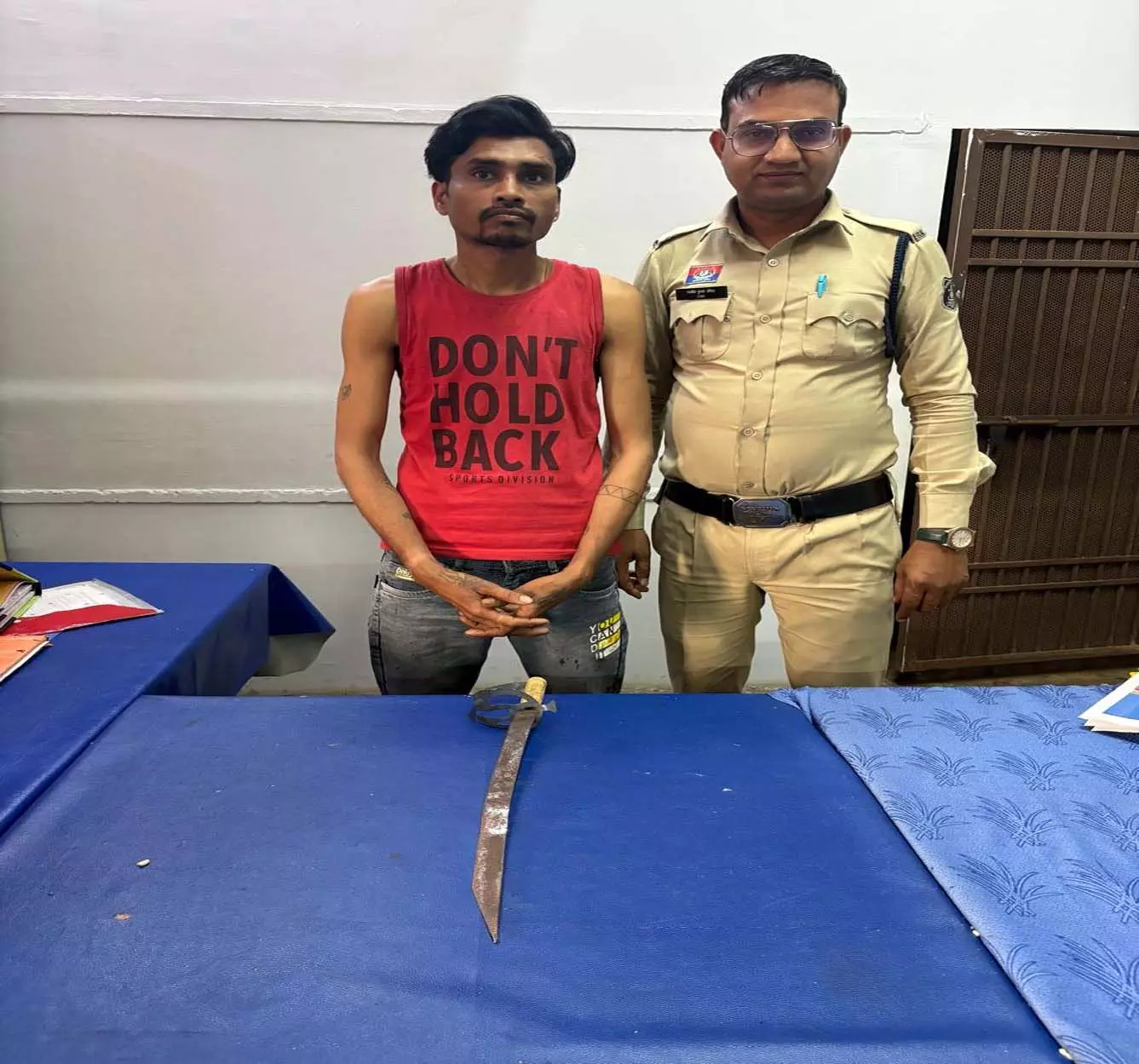 डी डी नगर में तलवार लेकर डराने वाला बदमाश गिरफ्तार डी डी नगर में तलवार लेकर डराने वाला बदमाश गिरफ्तार