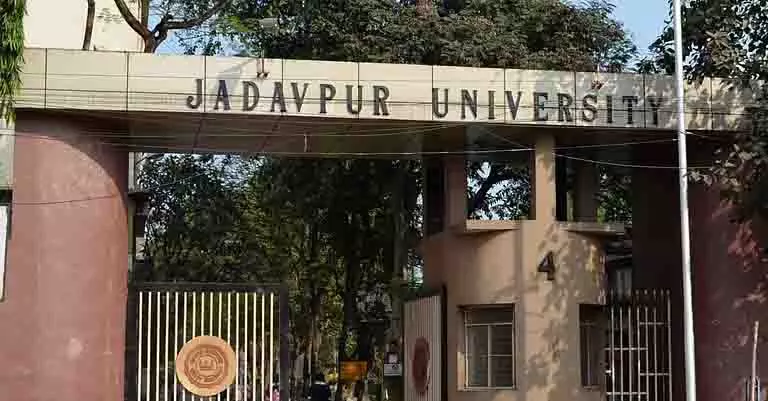JU में छात्रों के बीच झड़प, दो प्रोफेसरों की पिटाई JU में छात्रों के बीच झड़प, दो प्रोफेसरों की पिटाई