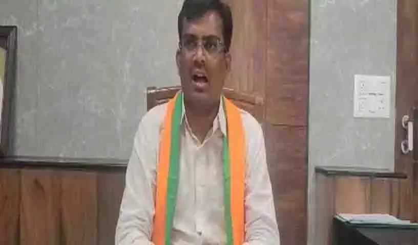 Karnataka के बीजेपी विधायक चंद्रू लमानी ₹5 लाख रिश्वत के आरोप में गिरफ्तार Karnataka के बीजेपी विधायक चंद्रू लमानी ₹5 लाख रिश्वत के आरोप में गिरफ्तार