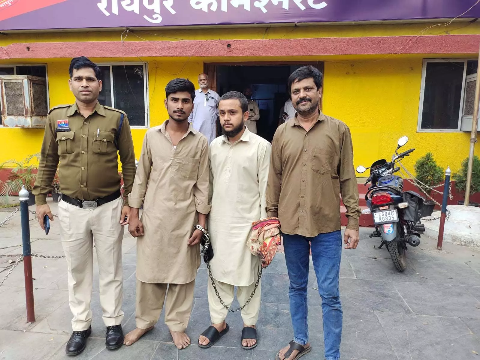 Raipur Breaking: आपसी विवाद में जानलेवा हमला करने वाले 3 आरोपी गिरफ्तार Raipur Breaking: आपसी विवाद में जानलेवा हमला करने वाले 3 आरोपी गिरफ्तार
