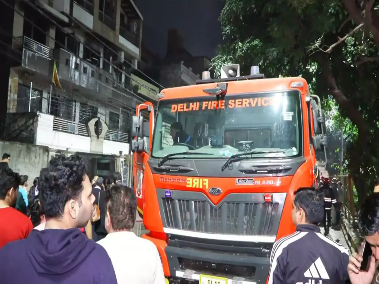 Delhi: मॉडल टाउन में घर में आग लगी, पांच अग्निशमन सेवाएं मौके पर पहुंचीं Delhi: मॉडल टाउन में घर में आग लगी, पांच अग्निशमन सेवाएं मौके पर पहुंचीं