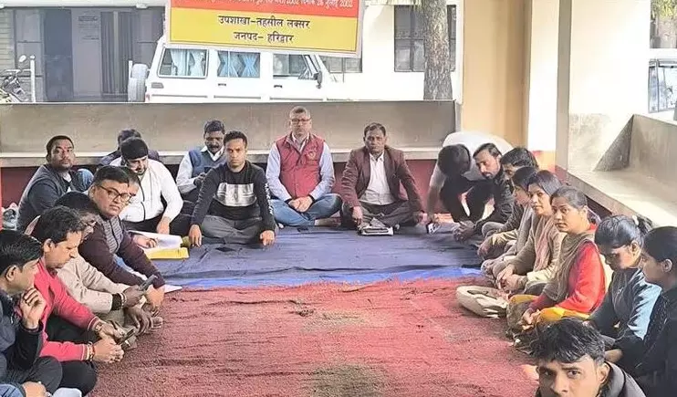 Haridwar: आय प्रमाण पत्र विवाद में अधिवक्ता-लेखपाल आमने-सामने Haridwar: आय प्रमाण पत्र विवाद में अधिवक्ता-लेखपाल आमने-सामने