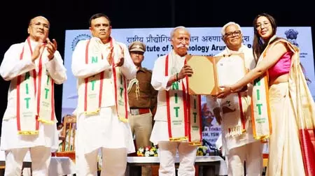 राज्यपाल ने NEET ग्रेजुएट्स से कहा, देश के बारे में सोचें, असली समस्याओं का हल निकालें राज्यपाल ने NEET ग्रेजुएट्स से कहा, देश के बारे में सोचें, असली समस्याओं का हल निकालें