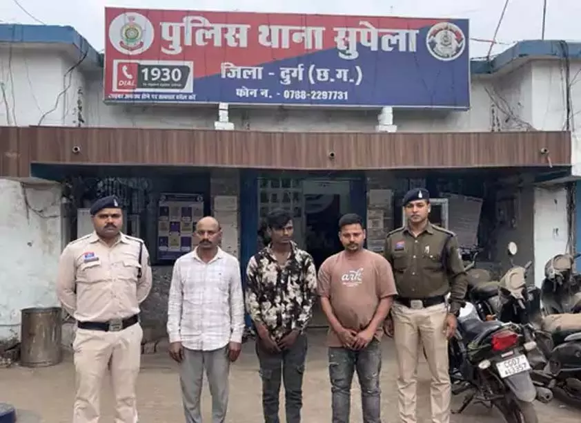 अवैध सट्टे पर पुलिस की बड़ी कार्रवाई, मछली मार्केट से तीन आरोपी रंगे हाथ गिरफ्तार अवैध सट्टे पर पुलिस की बड़ी कार्रवाई, मछली मार्केट से तीन आरोपी रंगे हाथ गिरफ्तार
