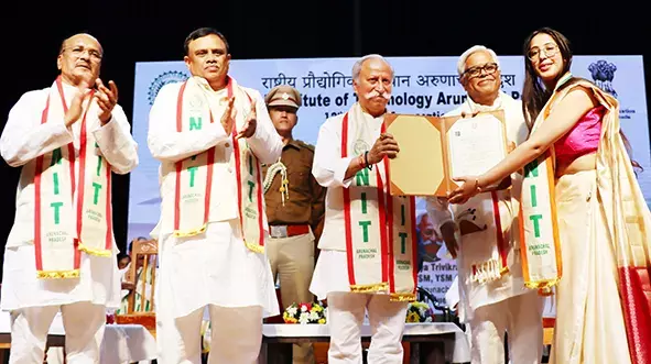 Governor ने ग्रेजुएट्स से नैतिक मूल्यों को अपनाने और लीडरशिप की सोच विकसित करने की अपील Governor ने ग्रेजुएट्स से नैतिक मूल्यों को अपनाने और लीडरशिप की सोच विकसित करने की अपील