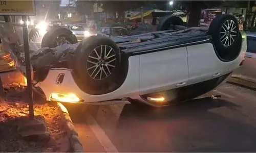Haryana: कार डिवाइडर से टकराकर सड़क पर पलटी