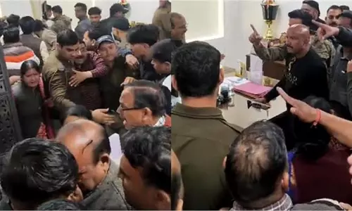 Dehradun: सरेआम गुंडागर्दी ,प्रारंभिक शिक्षा निदेशक पर जानलेवा हमला Dehradun: सरेआम गुंडागर्दी ,प्रारंभिक शिक्षा निदेशक पर जानलेवा हमला