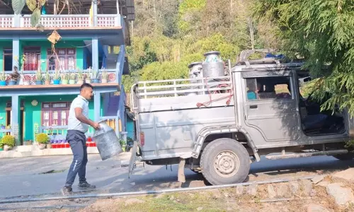 Sikkim : दूध न मिलने से सद्दाम डेयरी किसान मुश्किल में, कुछ ने मवेशी बेचने पर विचार Sikkim : दूध न मिलने से सद्दाम डेयरी किसान मुश्किल में, कुछ ने मवेशी बेचने पर विचार