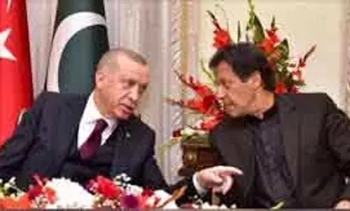 Imran को दो बार डील का ऑफर, दोनों बार ठुकराया: पाक PM के सहयोगी Imran को दो बार डील का ऑफर, दोनों बार ठुकराया: पाक PM के सहयोगी