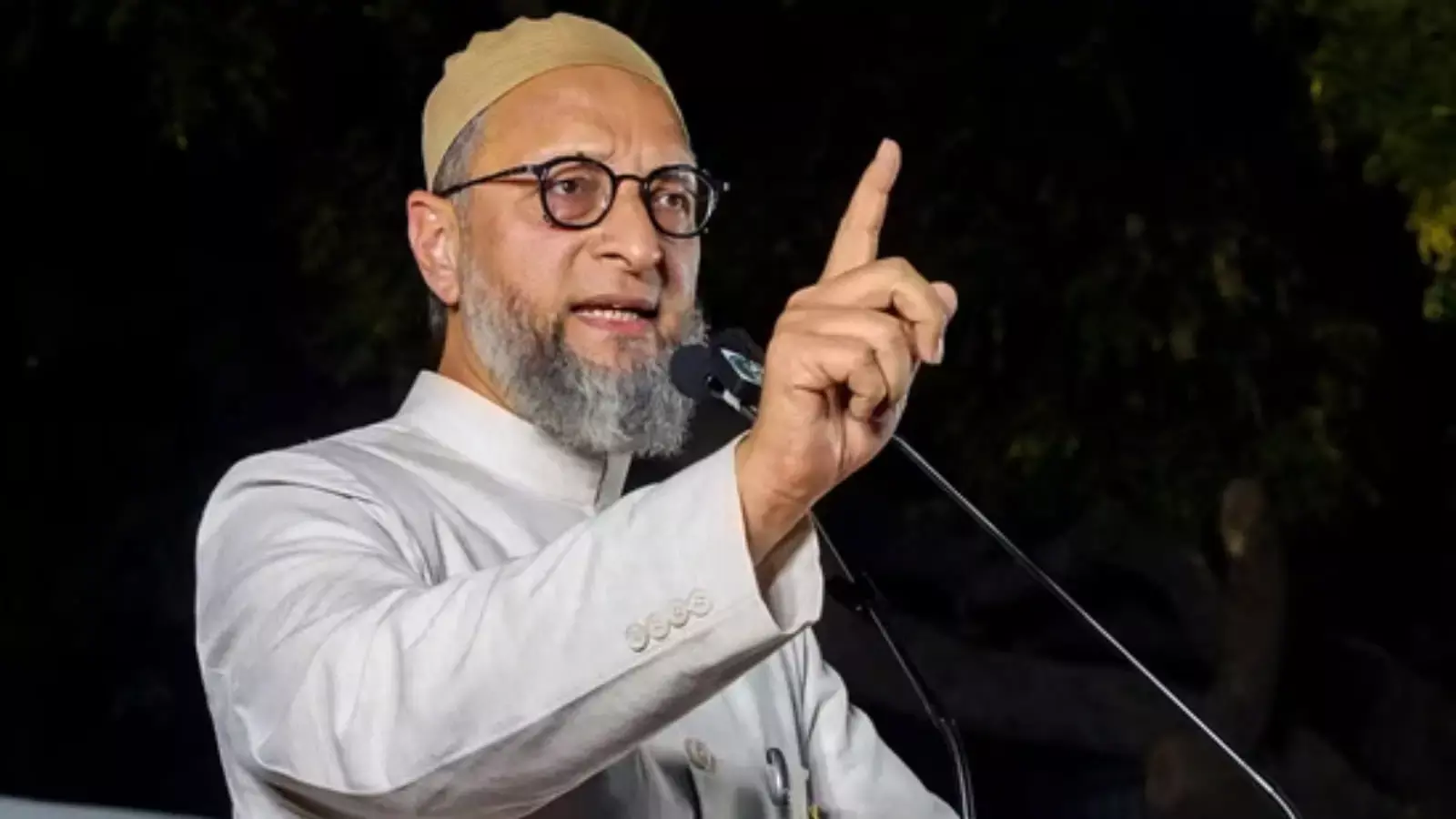 Owaisi ने बांसवाड़ा झड़प के बाद तेलंगाना में बढ़ती सांप्रदायिक हिंसा की ओर इशारा किया Owaisi ने बांसवाड़ा झड़प के बाद तेलंगाना में बढ़ती सांप्रदायिक हिंसा की ओर इशारा किया