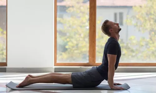Cobra Pose Benefits: पेट की चर्बी और कमर दर्द का रामबाण उपाय है भुजंगासन