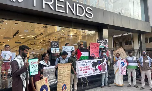 Ambani’s के इज़राइल के साथ संबंधों के खिलाफ सिकंदराबाद में फ़िलिस्तीन के समर्थन में प्रदर्शन Ambani’s के इज़राइल के साथ संबंधों के खिलाफ सिकंदराबाद में फ़िलिस्तीन के समर्थन में प्रदर्शन