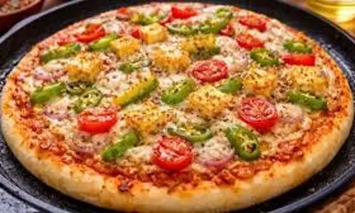 Tawa Pizza : इस आसान रेसिपी से घर पर मिनटों में बनेगा तवा पिज्जा