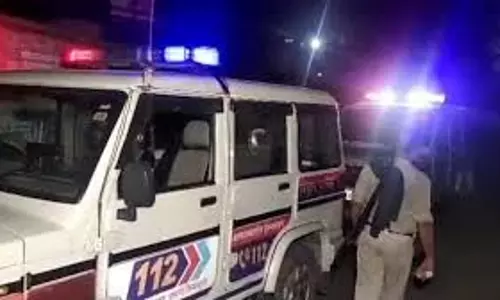 Bihar : छापेमारी के दौरान पुलिस पर पथराव Bihar : छापेमारी के दौरान पुलिस पर पथराव