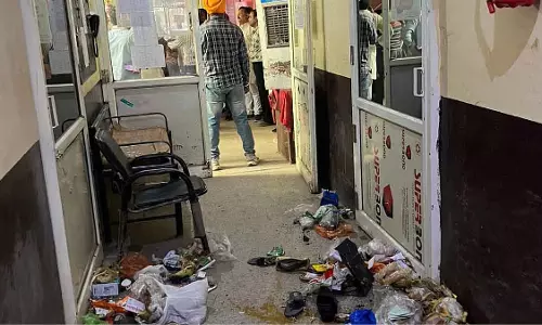 MP : भाजपा पार्षदों ने सीएमओ के चैंबर के बाहर कचरा फेंका MP : भाजपा पार्षदों ने सीएमओ के चैंबर के बाहर कचरा फेंका