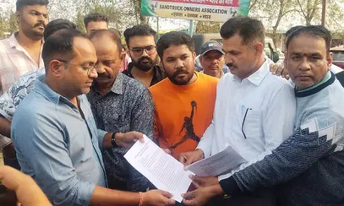 MP : रेत ट्रक मालिकों ने माफिया से संबंध होने से किया इनकार, कार्रवाई का विरोध MP : रेत ट्रक मालिकों ने माफिया से संबंध होने से किया इनकार, कार्रवाई का विरोध