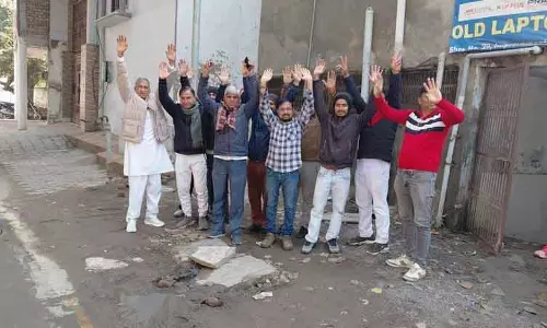 Bhiwani के दुकानदारों ने बाजार में ओवरफ्लो हो रहे सीवर के विरोध में प्रदर्शन किया
