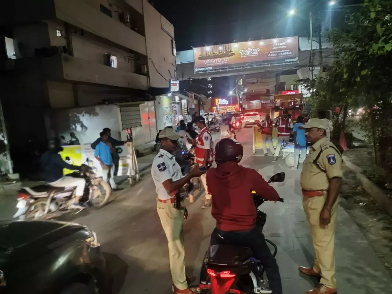 साइबराबाद में वीकेंड ड्रंक एंड driving चेकिंग में 243 मोटर चालकों को पकड़ा गया साइबराबाद में वीकेंड ड्रंक एंड driving चेकिंग में 243 मोटर चालकों को पकड़ा गया