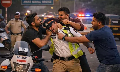 Mumbai : ट्रैफिक नियम तोड़ने वालों को रोकने पर चेंबूर में पुलिस कांस्टेबल पर हमला Mumbai : ट्रैफिक नियम तोड़ने वालों को रोकने पर चेंबूर में पुलिस कांस्टेबल पर हमला
