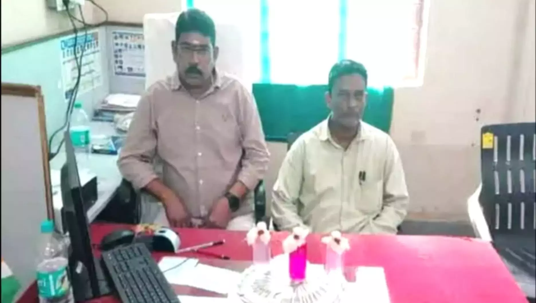 Telangana : सब-रजिस्ट्रार और डॉक्यूमेंट राइटर को एसीबी ने मंथनी में पकड़ा Telangana : सब-रजिस्ट्रार और डॉक्यूमेंट राइटर को एसीबी ने मंथनी में पकड़ा