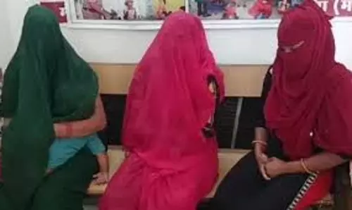 Madhya Pradesh : लॉज में पुलिस रेड, 18 लड़के-लड़कियां पकड़े गए Madhya Pradesh : लॉज में पुलिस रेड, 18 लड़के-लड़कियां पकड़े गए