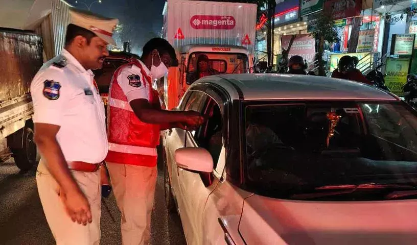 Cyberabadमें शराब पीकर गाड़ी चलाने के आरोप में नौ मोटर चालकों को जेल, 230 पर जुर्माना Cyberabadमें शराब पीकर गाड़ी चलाने के आरोप में नौ मोटर चालकों को जेल, 230 पर जुर्माना