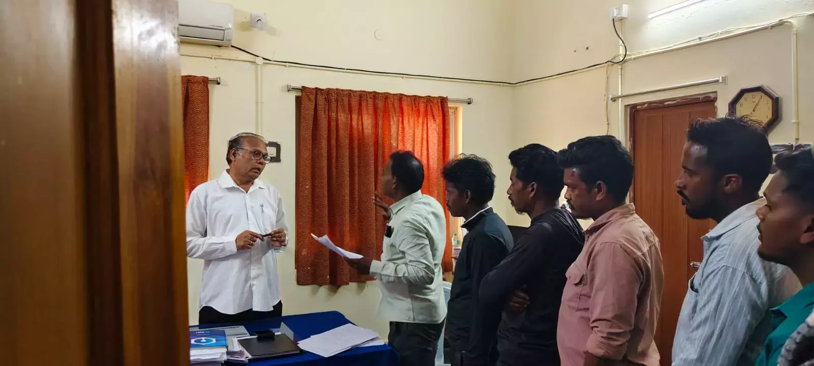 Andhra : आदिवासियों ने जोगमपेटा के ज़ेड में गैस सप्लाई सेंटर और पोलिंग बूथ की मांग की