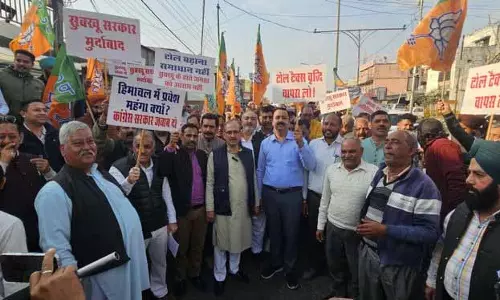 Punjab, हिमाचल सीमा पर रहने वाले लोगों ने 170 रुपये कार टैक्स के खिलाफ प्रदर्शन किया