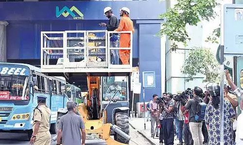 Kochi मेट्रो रेल के खंभे में फंसी बिल्ली को बचाया गया Kochi मेट्रो रेल के खंभे में फंसी बिल्ली को बचाया गया