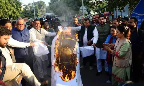 भाजपा युवा मोर्चा ने Jalandhar में कांग्रेस कार्यालय के बाहर राहुल का पुतला फूंका