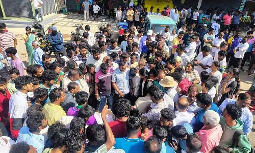 Chikkamagaluru : जंगली हाथी के हमले में महिला मज़दूर की मौत - शव रखकर विरोध प्रदर्शन Chikkamagaluru : जंगली हाथी के हमले में महिला मज़दूर की मौत - शव रखकर विरोध प्रदर्शन