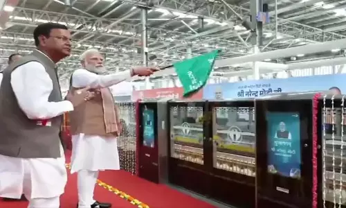 PM मोदी ने नमो भारत ट्रेन और मेट्रो को दिखाई हरी झंडी, बच्चों संग किया सफर PM मोदी ने नमो भारत ट्रेन और मेट्रो को दिखाई हरी झंडी, बच्चों संग किया सफर