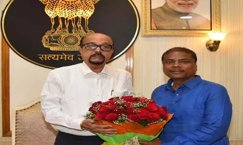 राज्यपाल रमेन डेका से वनमंत्री केदार कश्यप ने की सौजन्य भेंट राज्यपाल रमेन डेका से वनमंत्री केदार कश्यप ने की सौजन्य भेंट