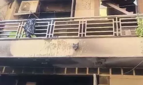सिलेंडर ब्लास्ट से तीन पुलिसकर्मी समेत 14 लोग घायल, इलाके में हड़कंप सिलेंडर ब्लास्ट से तीन पुलिसकर्मी समेत 14 लोग घायल, इलाके में हड़कंप
