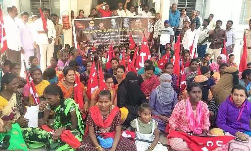 Karnataka : महिलाओं ने घर बांटने की मांग को लेकर प्रदर्शन किया Karnataka : महिलाओं ने घर बांटने की मांग को लेकर प्रदर्शन किया