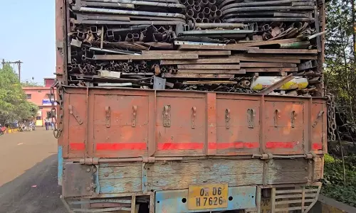 ऑपरेशन प्रहार: अवैध कबाड़ से भरे ट्रक और माजदा वाहन पर वैधानिक कार्रवाई