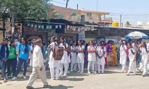 Madhugiri : बस स्टॉप पर कोई रेस्ट रूम नहीं